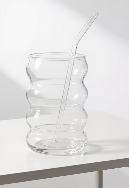 Verre à matcha bulle avec paille en verre sur fond blanc