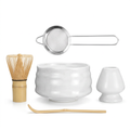 Kit matcha blanc complet posé sur fond blanc